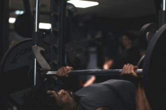 Why going to the gym is not enough (and why strength alone can hold you back) Foto de Marius Aholou
